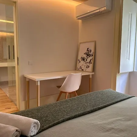 Privade In Baixa With Private Bathroom ホームステイ *